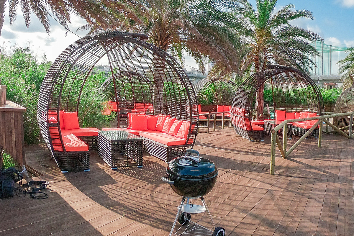 椰子の木に囲まれた南国感溢れるオシャレスポット PALM AREA パームエリア｜沖縄 那覇 手ぶらバーベキューならコージービーチクラブ cozy beach club