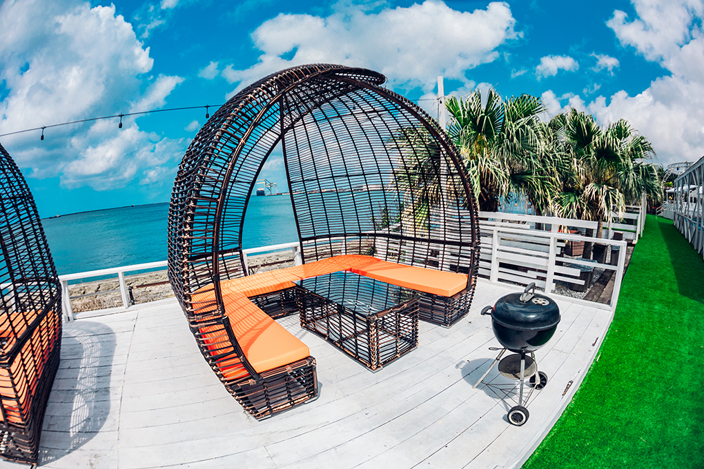 椰子の木に囲まれた南国感溢れるオシャレスポット PALM AREA パームエリア｜沖縄 那覇 手ぶらバーベキューならコージービーチクラブ cozy beach club