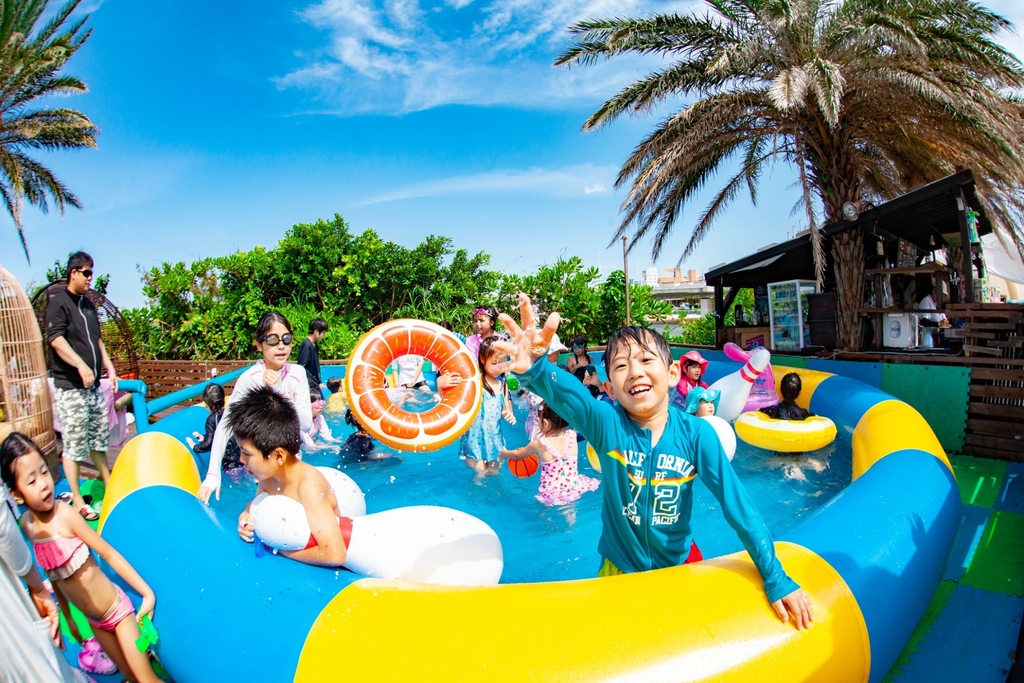 Kids Areaには、大型のお子様専用プールを常設。 海が初めてのお子様や、泳ぎがまだ不安なお子様でも、 足のつく安全な環境で水遊びを楽しめます。