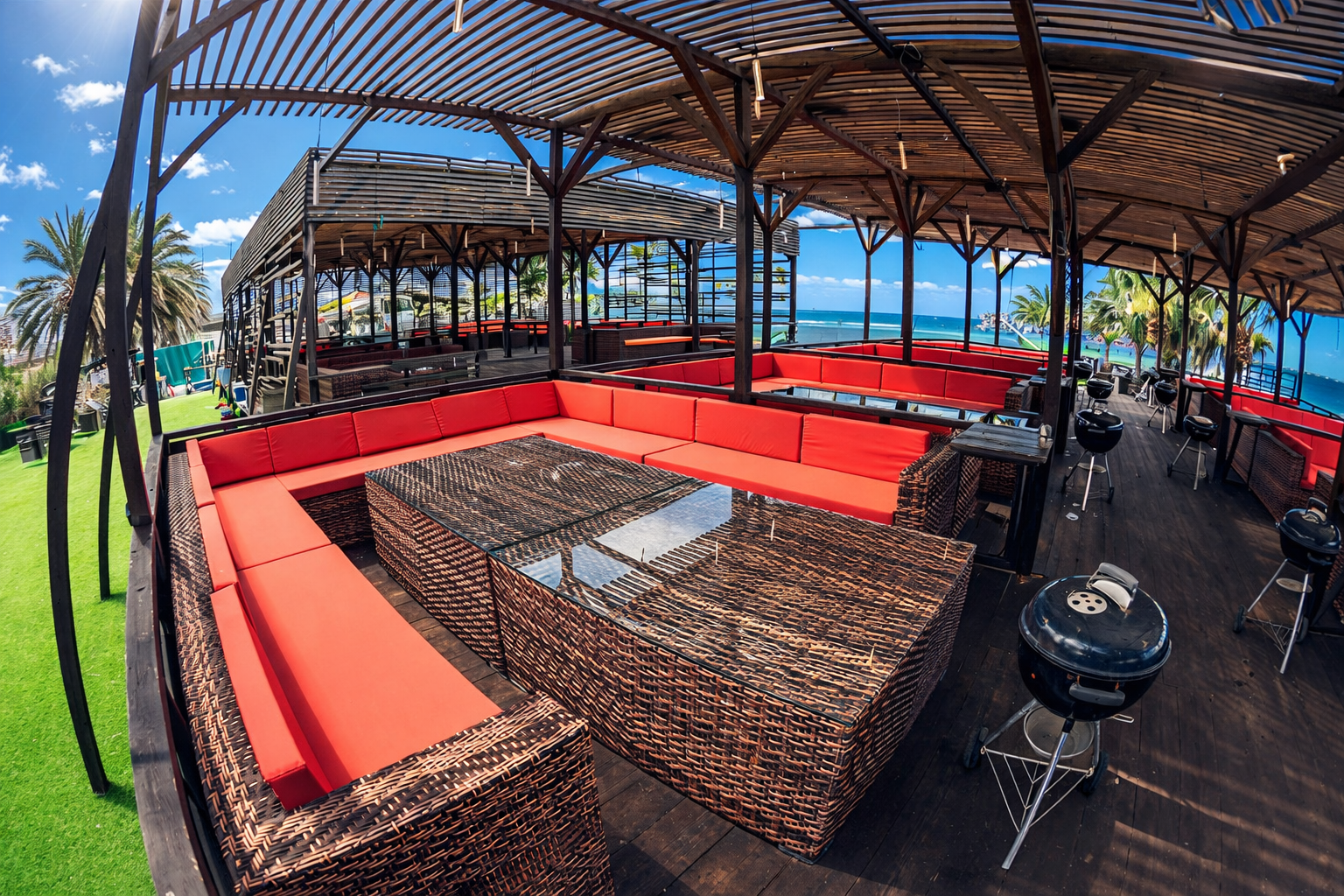 Ocean Area｜手前テーブル席で楽しむ開放的BBQエリア